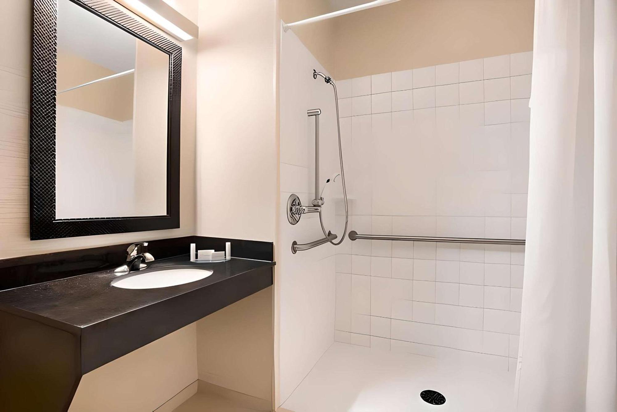 Dubuque Inn & Suites מראה חיצוני תמונה