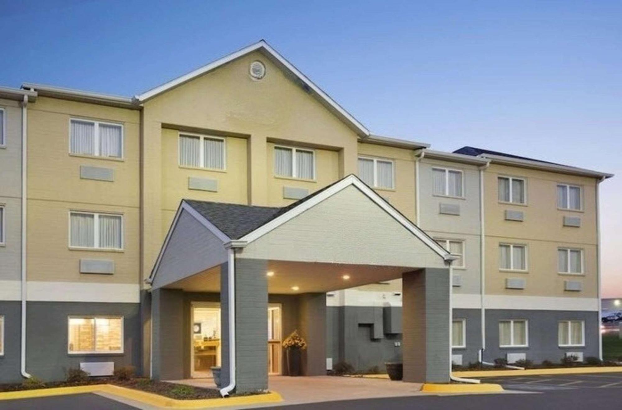 Dubuque Inn & Suites מראה חיצוני תמונה