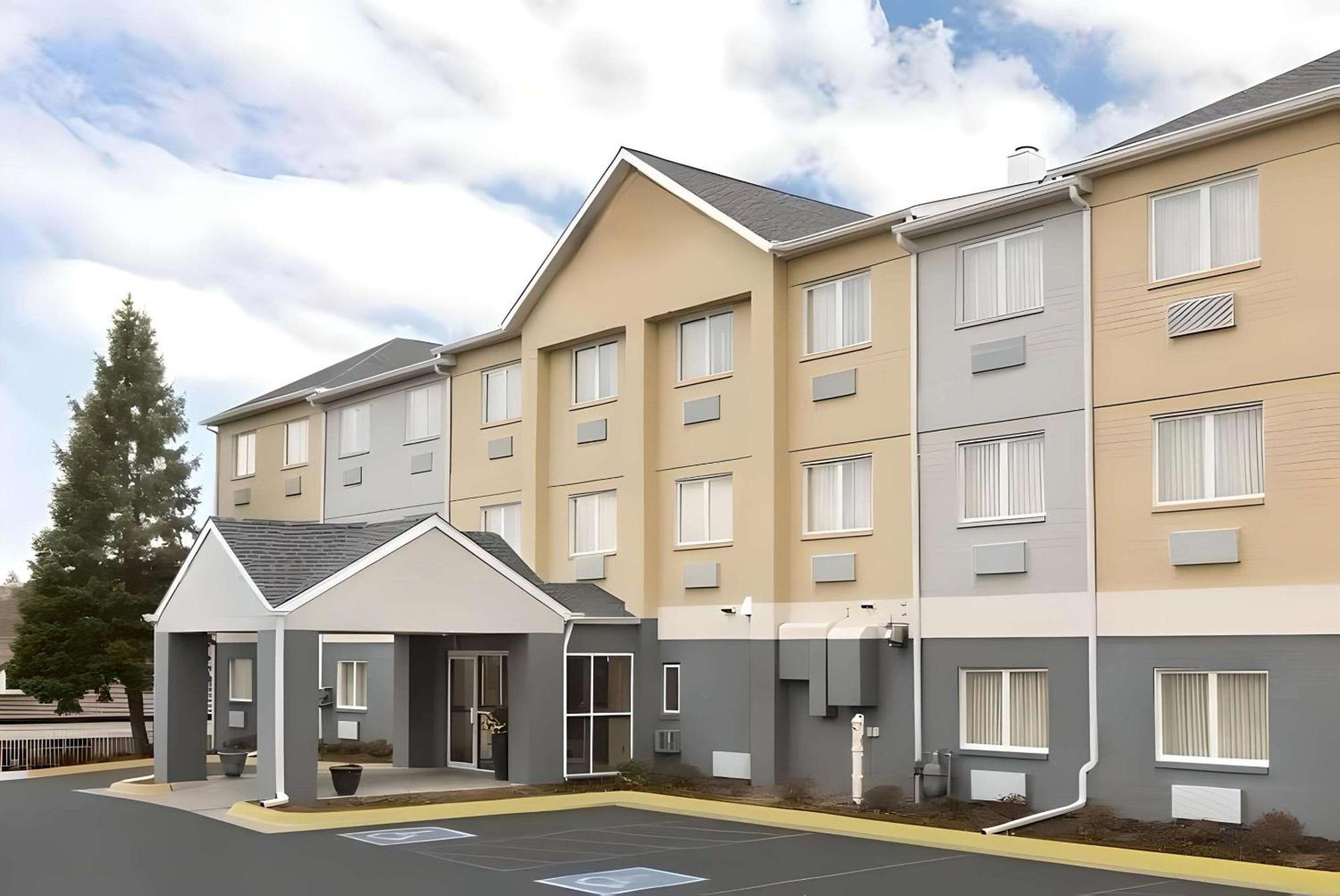 Dubuque Inn & Suites מראה חיצוני תמונה